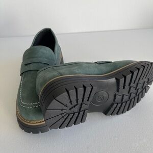 NWOB  Beautiful Women Green  Loafers Sz 37